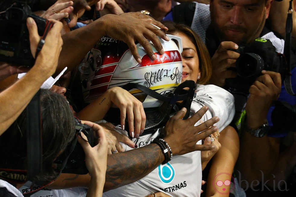 Nicole Scherzinger abrazando a Lewis Hamilton tras el GP de Abu Dhabi 2014