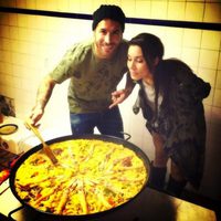 Pilar Rubio presumiendo de la paella cocinada por Sergio Ramos