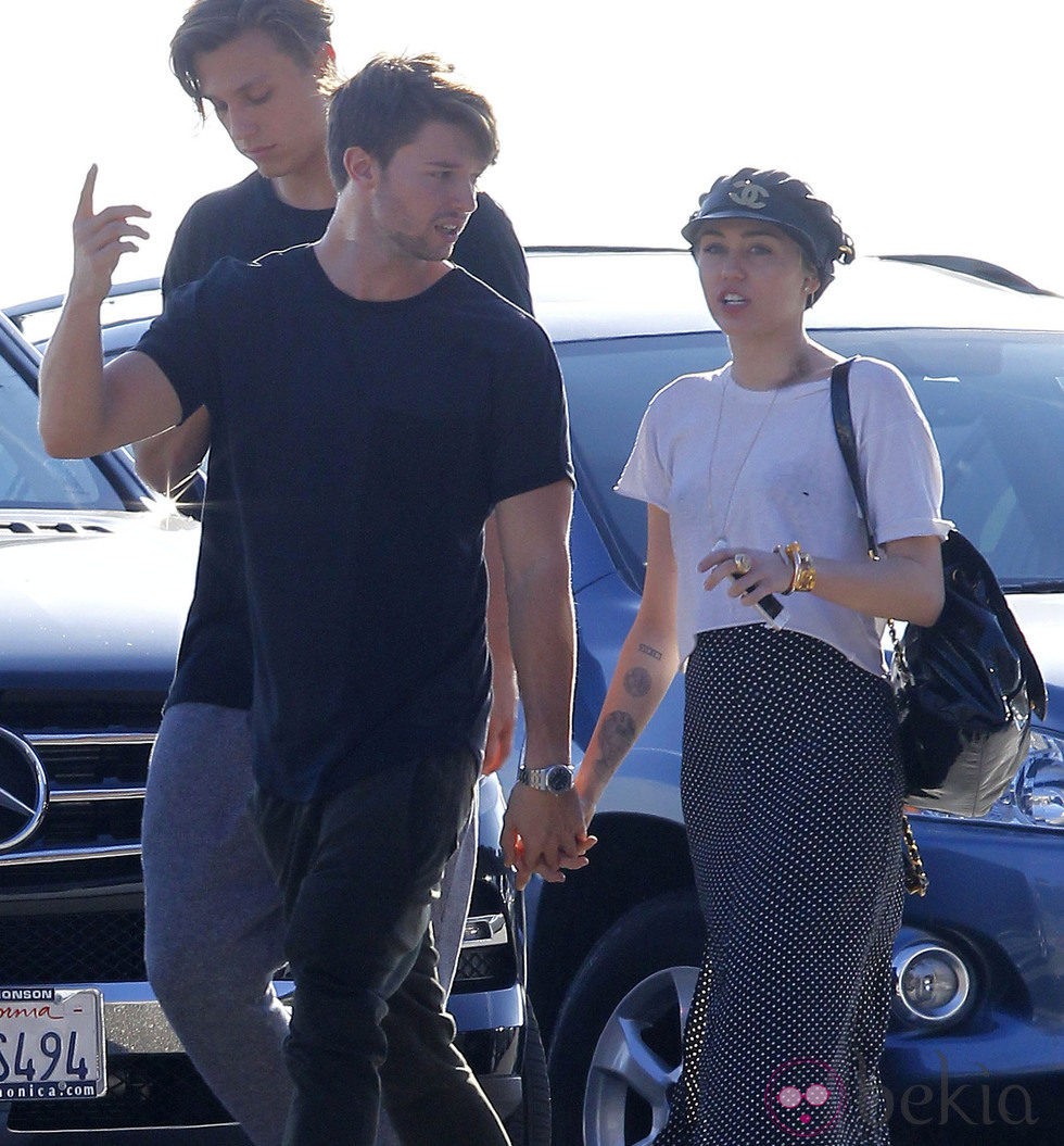Miley Cyrus y Patrick Schwarzenegger cogidos de la mano en Malibú
