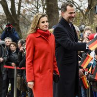 Los Reyes Felipe y Letizia saludan a los ciudadanos en su primer viaje oficial a Alemania como Reyes