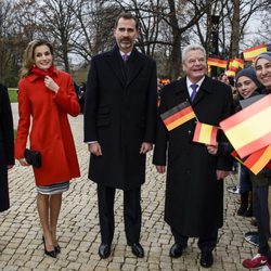 Los Reyes Felipe y Letizia con el presidente de Alemania y su esposa en su primer viaje a Berlín como Reyes