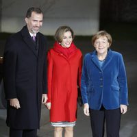 Los Reyes Felipe y Letizia con Angela Merkel en su primer viaje oficial a Alemania como Reyes