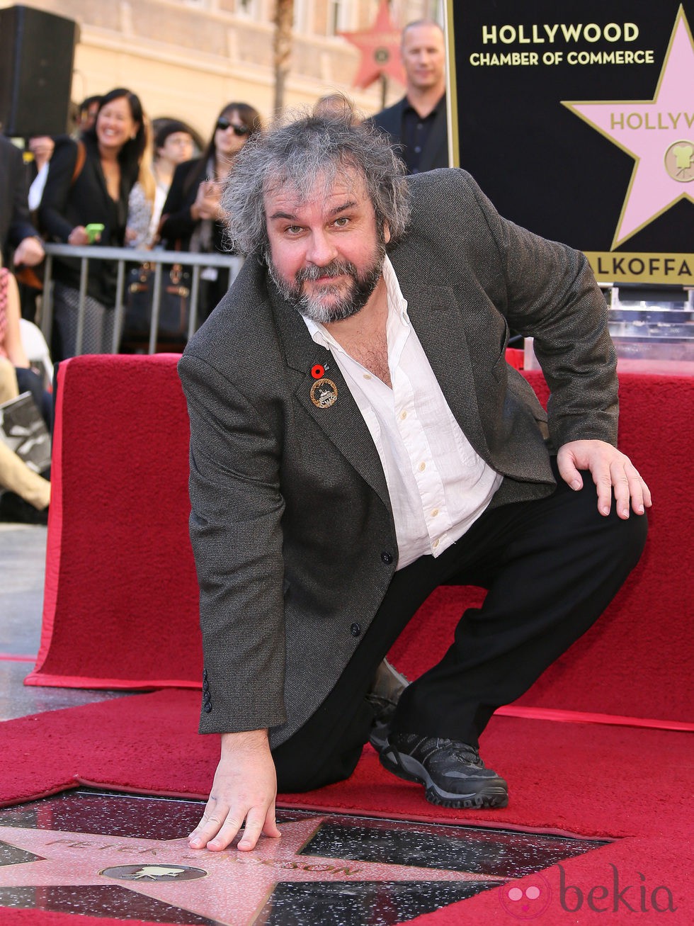 Peter Jackson posa con su estrella en el Paseo de la Fama de Hollywood