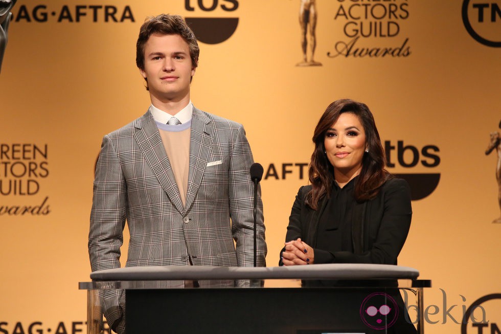 Ansel Elgort y Eva Longoria leen la lista de nominados a los Premios Sindicato de Actores 2015