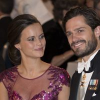 Sofia Hellqvist mira embelesada a Carlos Felipe de Suecia en los Nobel 2014