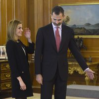 Los Reyes Felipe y Letizia bromean antes de recibir a la Junta Directiva de la Academia de Cine