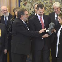 Enrique González Macho entrega un Goya a los Reyes Felipe y Letizia