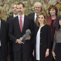 Los Reyes Felipe y Letizia con el Goya entregado por la Academia de Cine