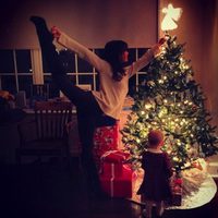 Hilaria Thomas y Carmen Gabriela ponen el árbol de Navidad
