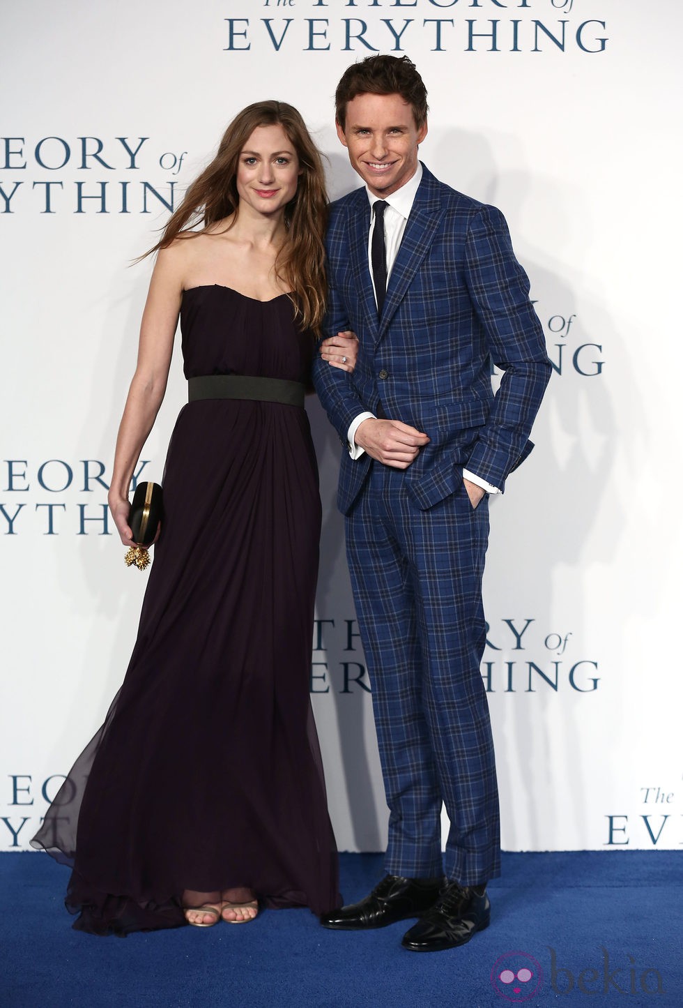 Eddie Redmayne y Hannah Bagshawe en el estreno de 'La Teoría del Todo'
