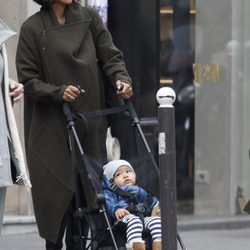 Halle Berry paseando por París junto a su hijo Maceo