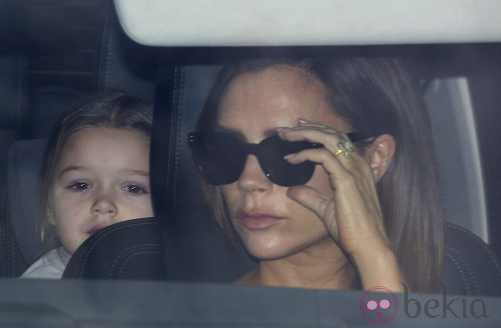 Victoria Beckham y Harper Seven el día de la boda de Elton John y David  Furnish