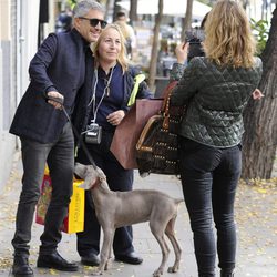 María Aguiñica haciendo una foto a su novio Sergio Dalma con una fan