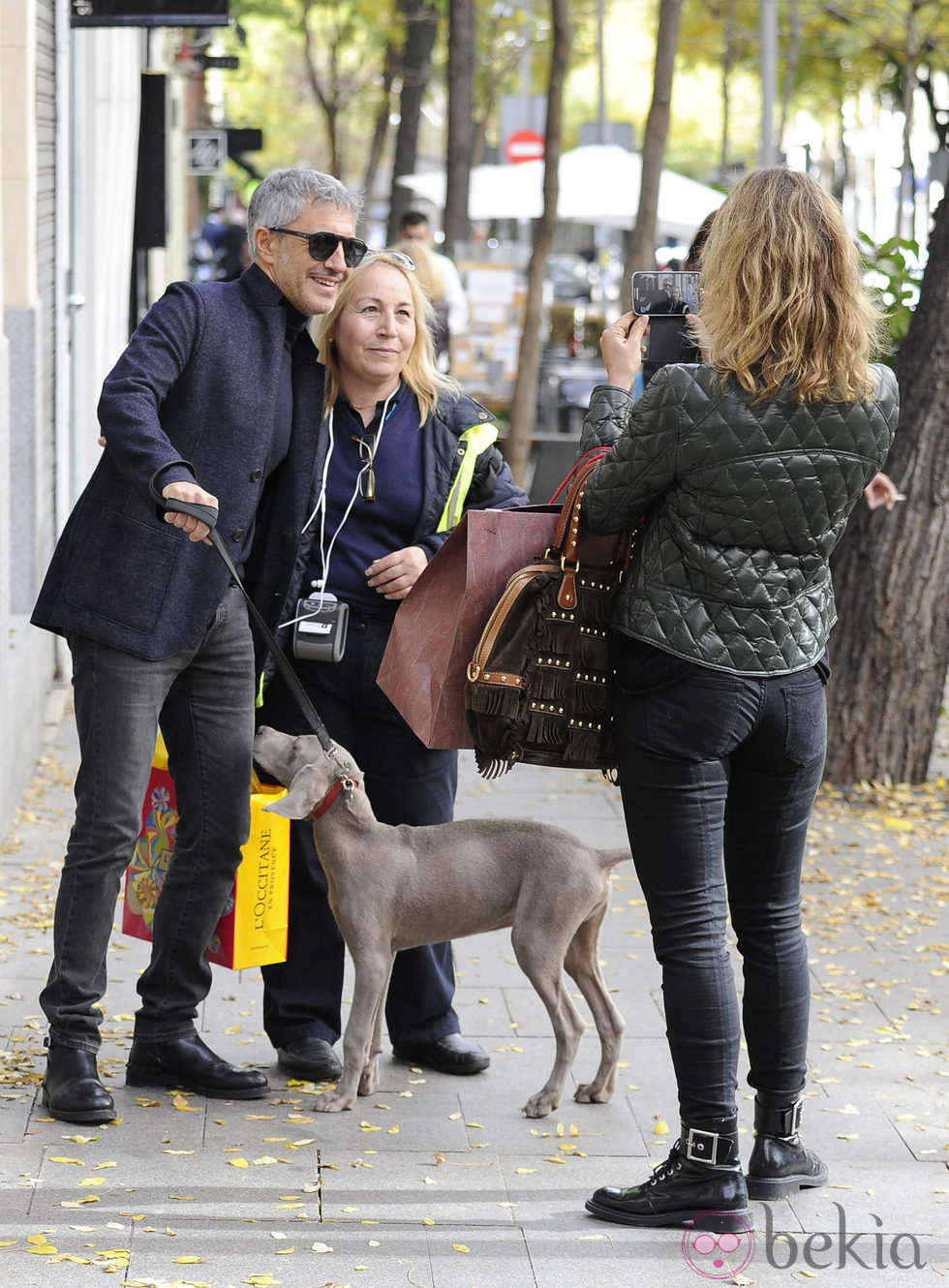 María Aguiñica haciendo una foto a su novio Sergio Dalma con una fan