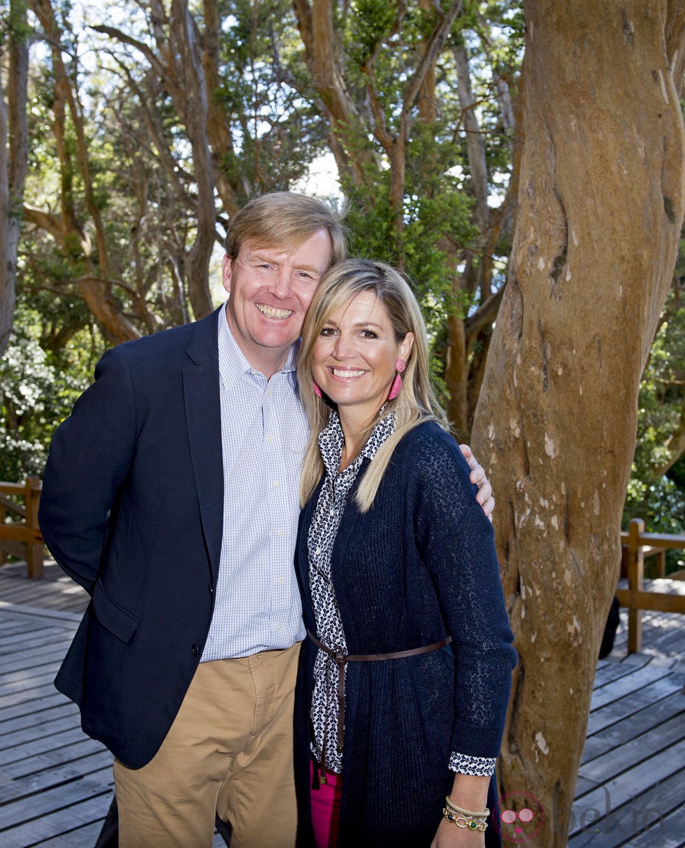 Guillermo Alejandro y Máxima de Holanda en su posado navideño en Argentina