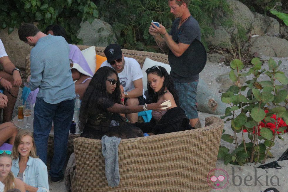 Rihanna se marca un selfie con una amiga en su fiesta playera de Año Nuevo 2015