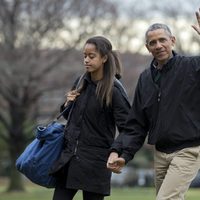 Barack Obama con su hija Malia volviendo a la Casa Blanca tras pasar la Navidad en Hawai