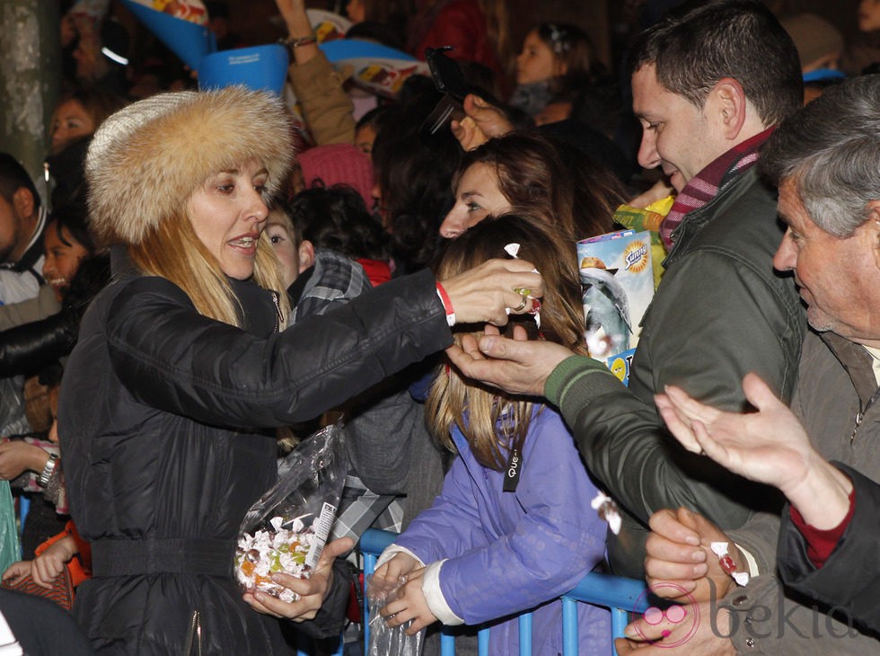 Cayetana Guillén Cuervo repartiendo caramelos en la Cabalgata de Reyes de Madrid 2015