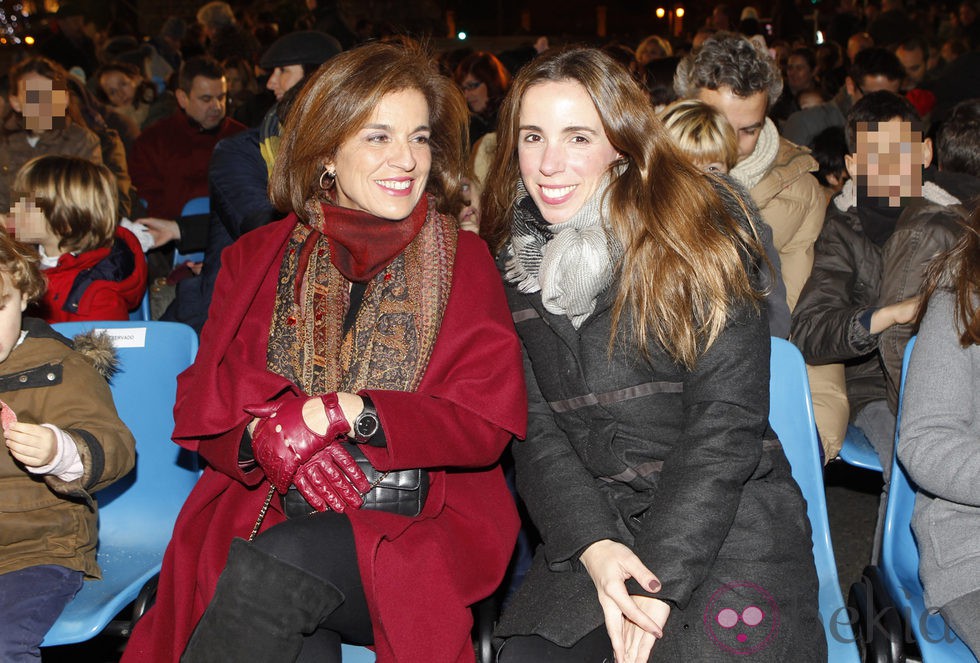 Ana Botella y su hija Ana Aznar en la Cabalgata de Reyes de Madrid 2015