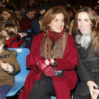 Ana Botella y su hija Ana Aznar en la Cabalgata de Reyes de Madrid 2015
