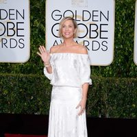Kristen Wiig posando en la alfombra roja de los Globos de Oro 2015