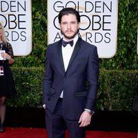 Kit Harington en la alfombra roja de los Globos de Oro 2015
