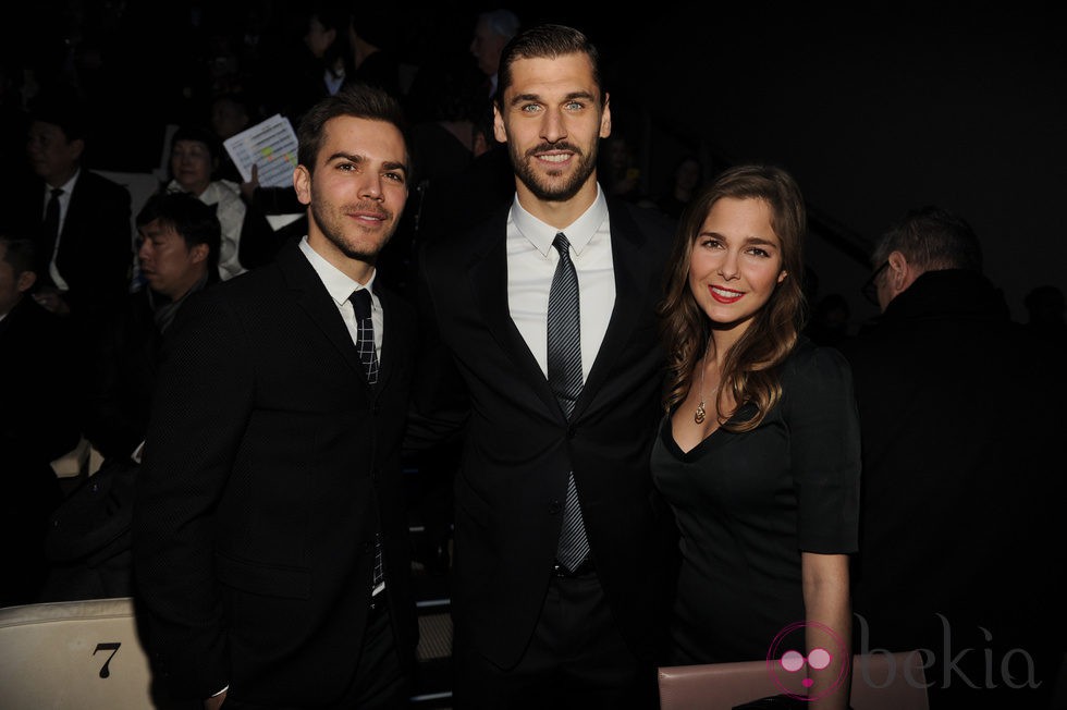 Marc Clotet y Natalia Sánchez con Fernando Llorente en la Semana de la Moda Masculina de Milán 2015