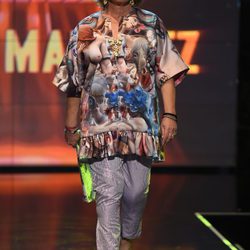 Chelo García Cortés desfilando con un diseño de Joaquín Martínez en la Sálvame Fashion Week