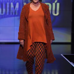 Chelo García Cortés desfilando con un diseño de Joaquim Verdú en la Sálvame Fashion Week