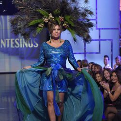 Terelu Campos desfilando con un diseño de Francis Montesinos en la Sálvame Fashion Week
