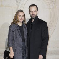 Natalie Portman y Benjamin Millepied en el desfile de Dior en la Semana de la Alta Costura de París primavera/verano 2015