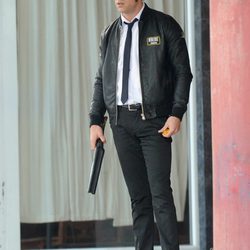 Mario Casas con una escopeta recortada en el rodaje de la película 'Toro'
