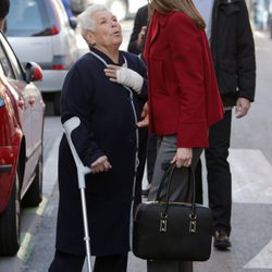 La Reina Letizia habla con una anciana antes de una reunión con FEDER