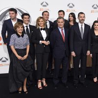 Los Reyes Felipe y Letizia en la foto de familia de la fiesta del 25 aniversario de Antena 3