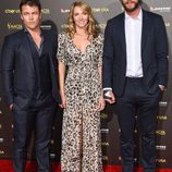 Luke Hemsworth, Samantha Hemsworth y Liam Hemsworth en la alfombra roja de la gala G'Day USA 2015