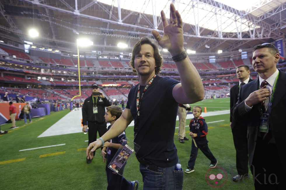 Mark Wahlberg con sus hijos en la Super Bowl 2015