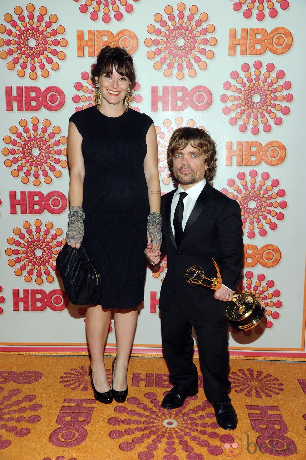 Erica Schmidt y el ganador Peter Dinklage, en la fiesta HBO post Emmy 2011
