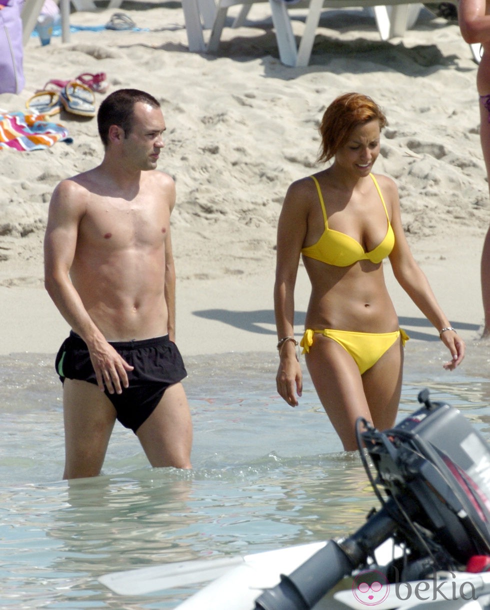 Andrés Iniesta y su novia Anna Ortiz en la playa