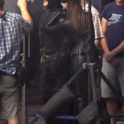 Christian Bale y Anne Hathaway en el rodaje de 'El caballero oscuro: la leyenda renace'