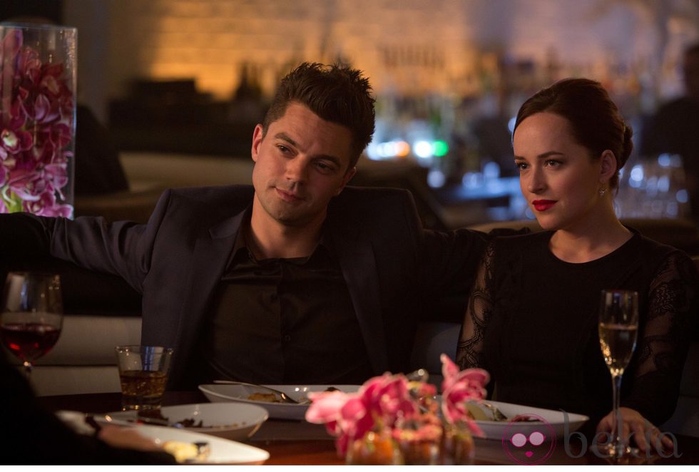 Dominic Cooper y Dakota Johnson en un fotograma de 'Need for speed'