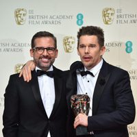 Steve Carell y Ethan Hawke recogen el premio al mejor director en representación de Richard Linklater en los Premios BAFTA 2015