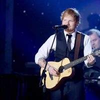 Ed Sheeran en el escenario de los premios Grammy 2015