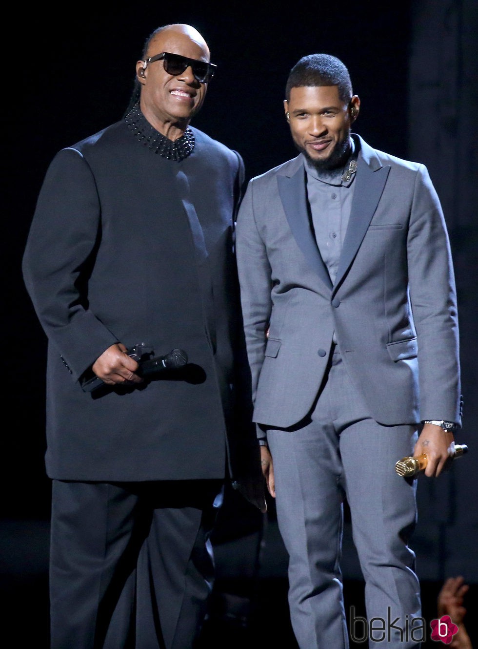 Stevie Wonder y Usher en los premios Grammy 2015
