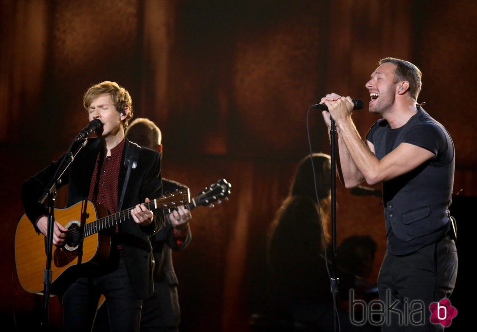 Beck y Chris Martin actúan juntos en los Grammy 2015