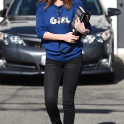 Dakota Johnson disfruta de una soleada mañana de lectura 
