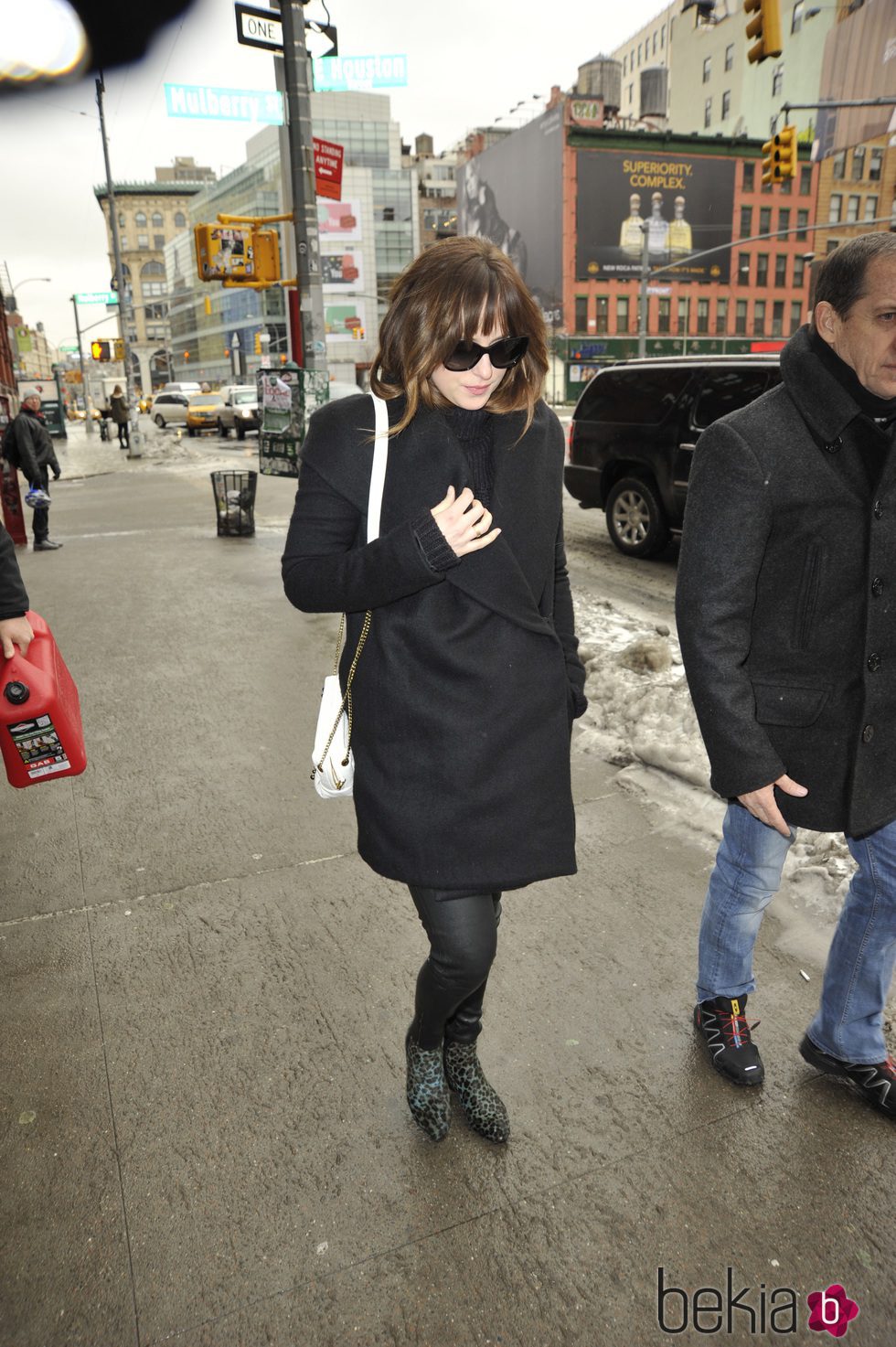 Dakota Johnson pasea muy abrigada por las calles de Manhattan