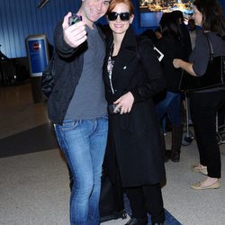 Jessica Chastain se marca un selfie con un fan en el aeropuerto de Los Angeles