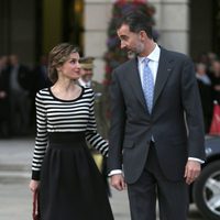 Los Reyes Felipe y Letizia charlan muy cómplices en A Coruña