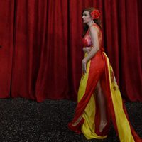Sonia Monroy en la alfombra roja de los Oscar 2015 envuelta en la bandera española