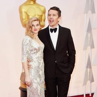 Ethan Hawke llega junto a su mujer Ryan Hawke a la alfombra roja de los Oscar 2015